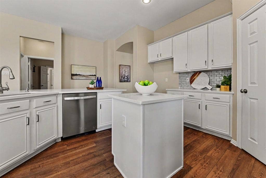 401 Stonebridge Circle, Allen, TX 75013 Kitchen with island and breakfast bar, stainless dishwasher