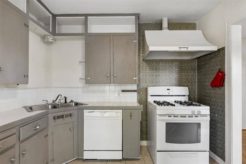 4286 S Cresthaven Road, Dallas, TX 75209 4286 S Cresthaven Road, Dallas, TX 75209