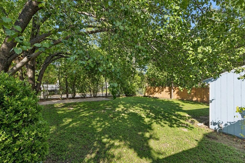 4286 S Cresthaven Road, Dallas, TX 75209 4286 S Cresthaven Road, Dallas, TX 75209