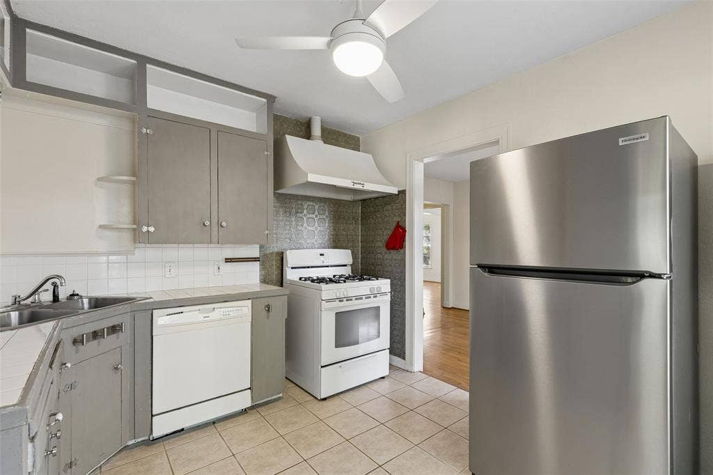 4286 S Cresthaven Road, Dallas, TX 75209 4286 S Cresthaven Road, Dallas, TX 75209