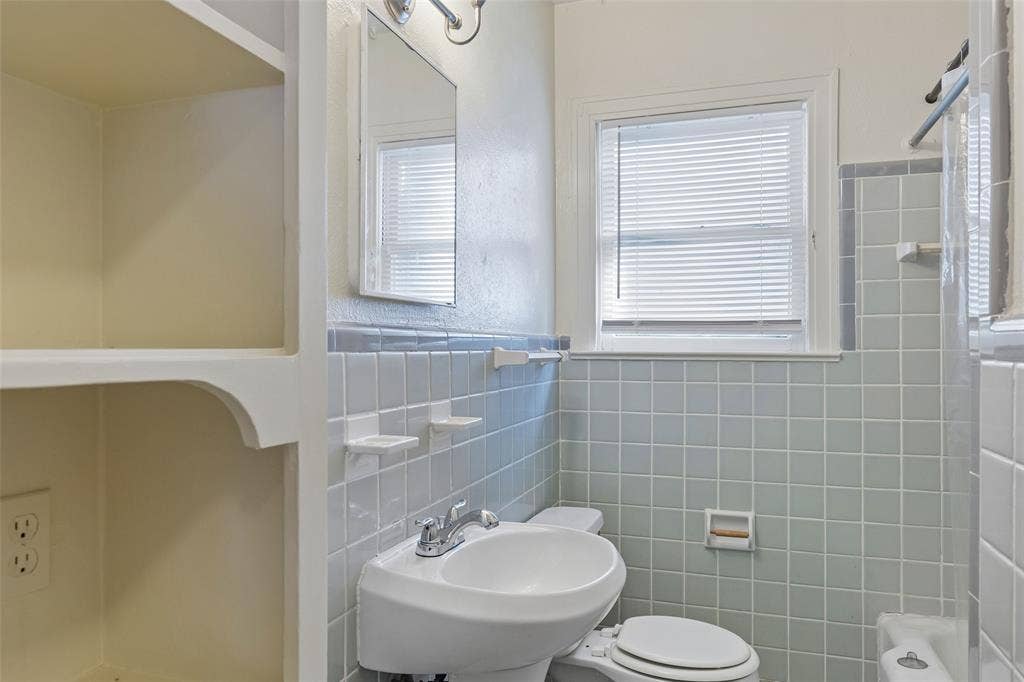 4286 S Cresthaven Road, Dallas, TX 75209 4286 S Cresthaven Road, Dallas, TX 75209