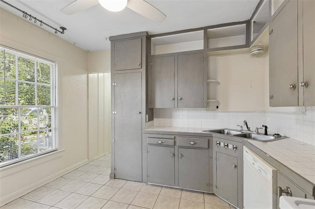 4286 S Cresthaven Road, Dallas, TX 75209 4286 S Cresthaven Road, Dallas, TX 75209