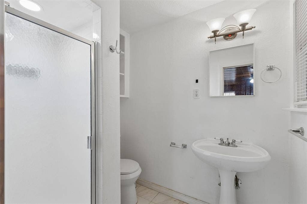 4286 S Cresthaven Road, Dallas, TX 75209 4286 S Cresthaven Road, Dallas, TX 75209