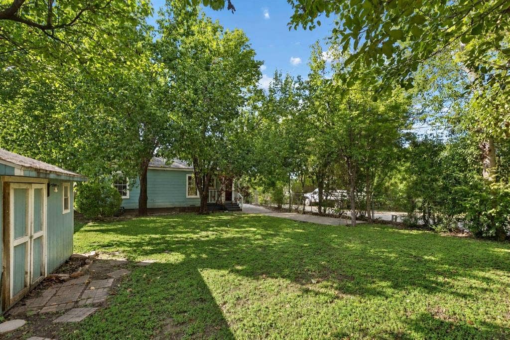4286 S Cresthaven Road, Dallas, TX 75209 4286 S Cresthaven Road, Dallas, TX 75209