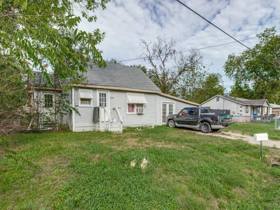 Property photo for 2009 Pecan Street, Commerce, TX