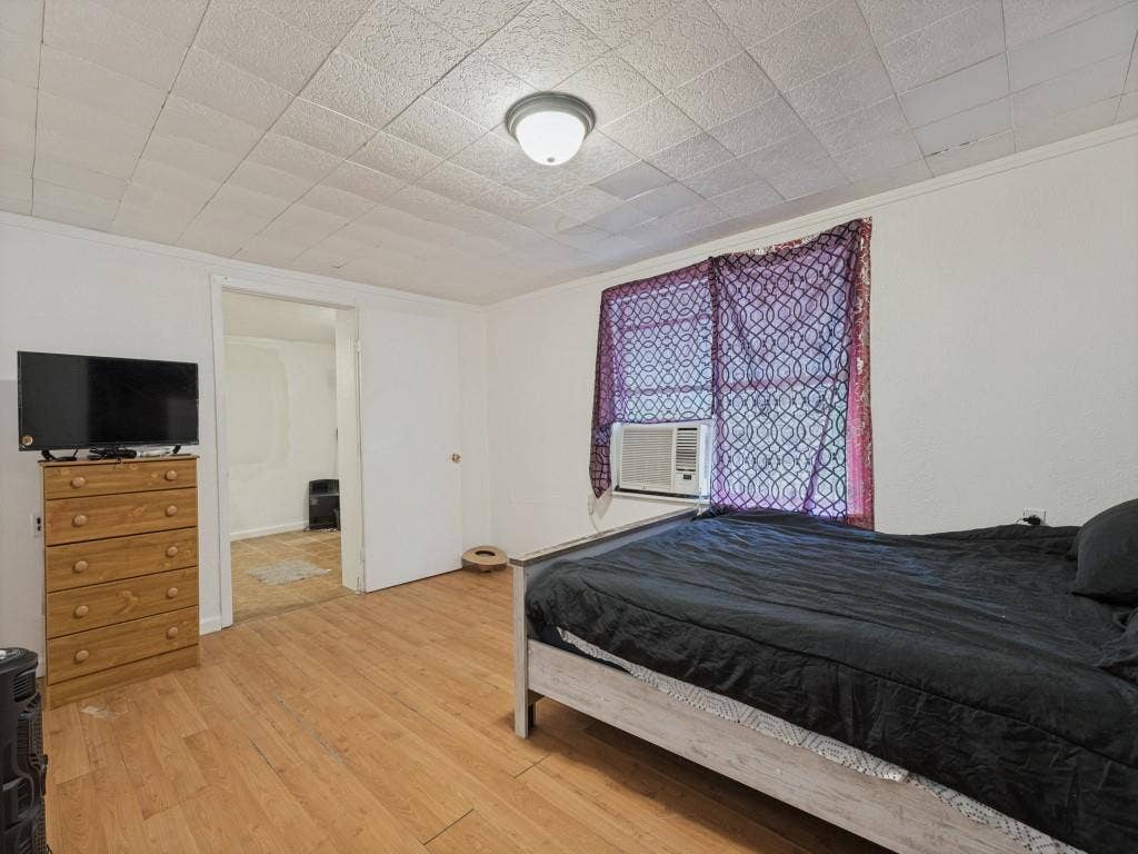 2009 Pecan Street, Commerce, TX 75428 Wood-finish flooring, ceiling-mounted flush lighting, and a drop ceiling