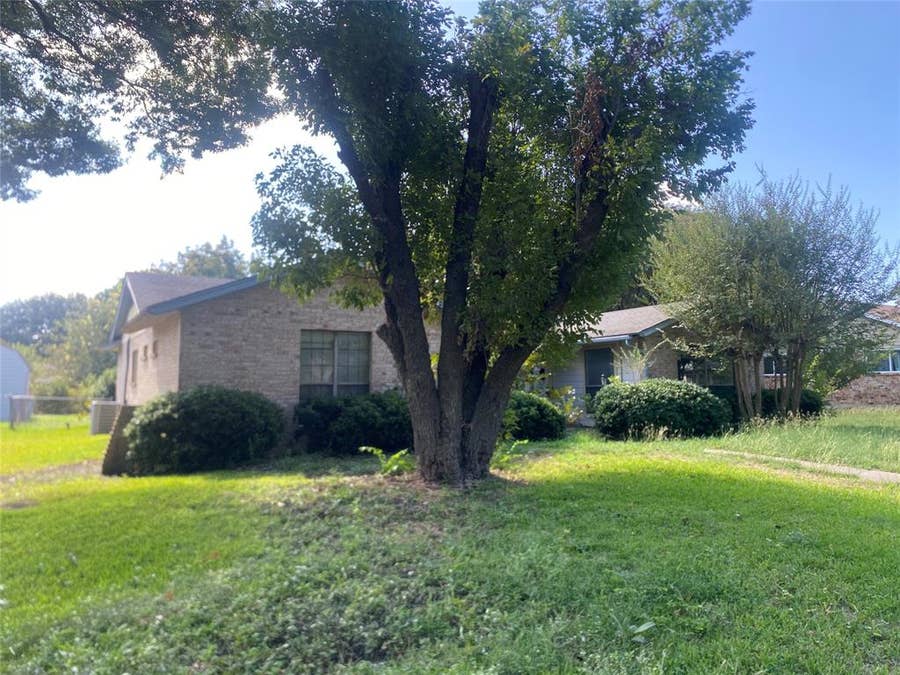 Property photo for 308 Valleyglen Drive, DeSoto, TX