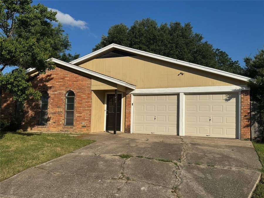 Property photo for 1029 Fox River Lane, Fort Worth, TX