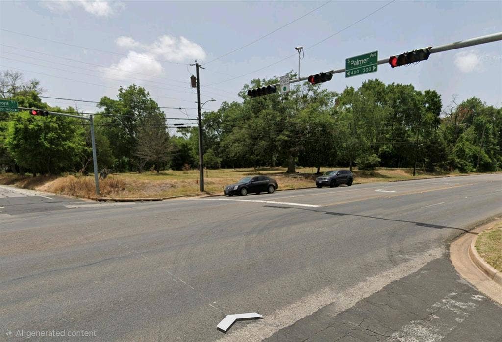 1621 E Front Street, Tyler, TX 75702 Vacant corner lot featuring mature tree clusters and direct access to street infrastructure