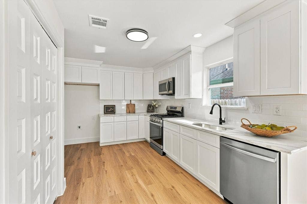 Brand new kitchen with quartz counter tops and all brand new appliances.