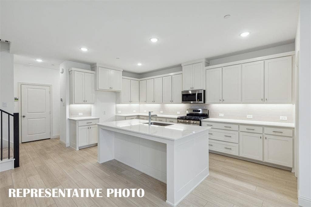 4767 Lunker Street, McKinney, TX 75071 With ample storage and prep space, this kitchen offers everything you have been searching for in a dream kitchen! REPRESENTATIVE PHOTO