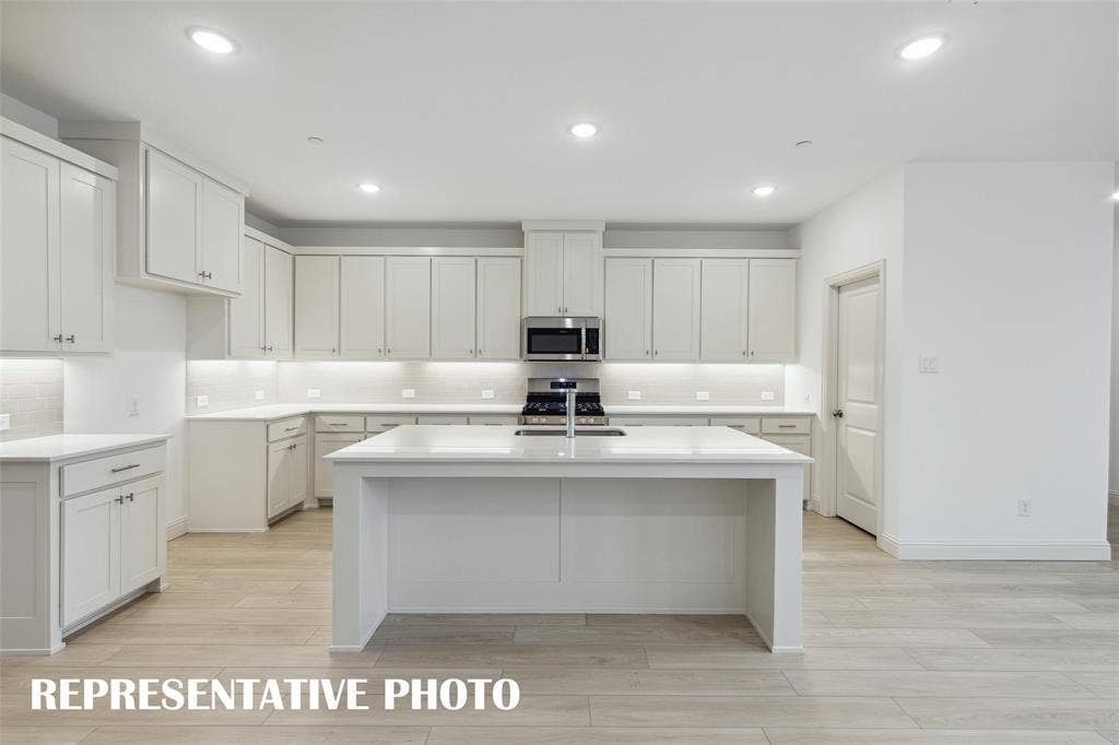4767 Lunker Street, McKinney, TX 75071 The spacious island is the hub of this fantastic home! REPRESENTATIVE PHOTO