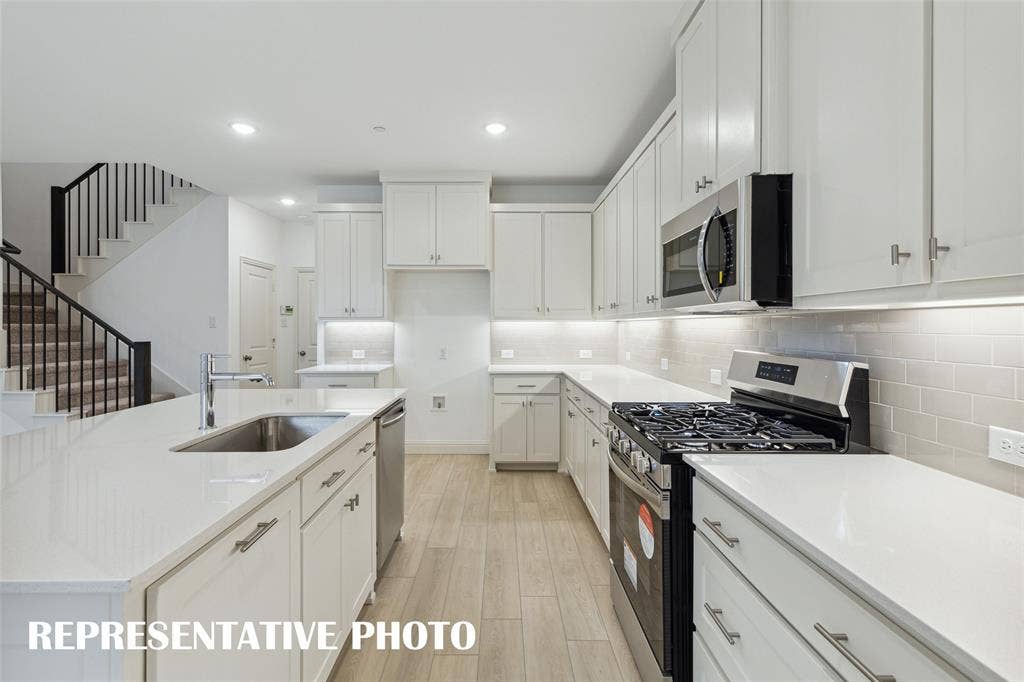 4767 Lunker Street, McKinney, TX 75071 Beautiful cabinetry, gorgeous counter tops and classic backsplash effortlessly pair with contemporary stainless steel to create a kitchen for the ages! REPRESENTATIVE PHOTO