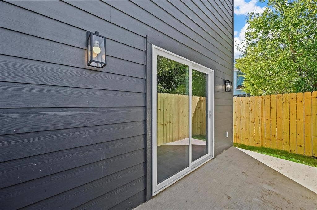 2315 Starks Avenue, Dallas, TX 75215 Sliding Door to Yard