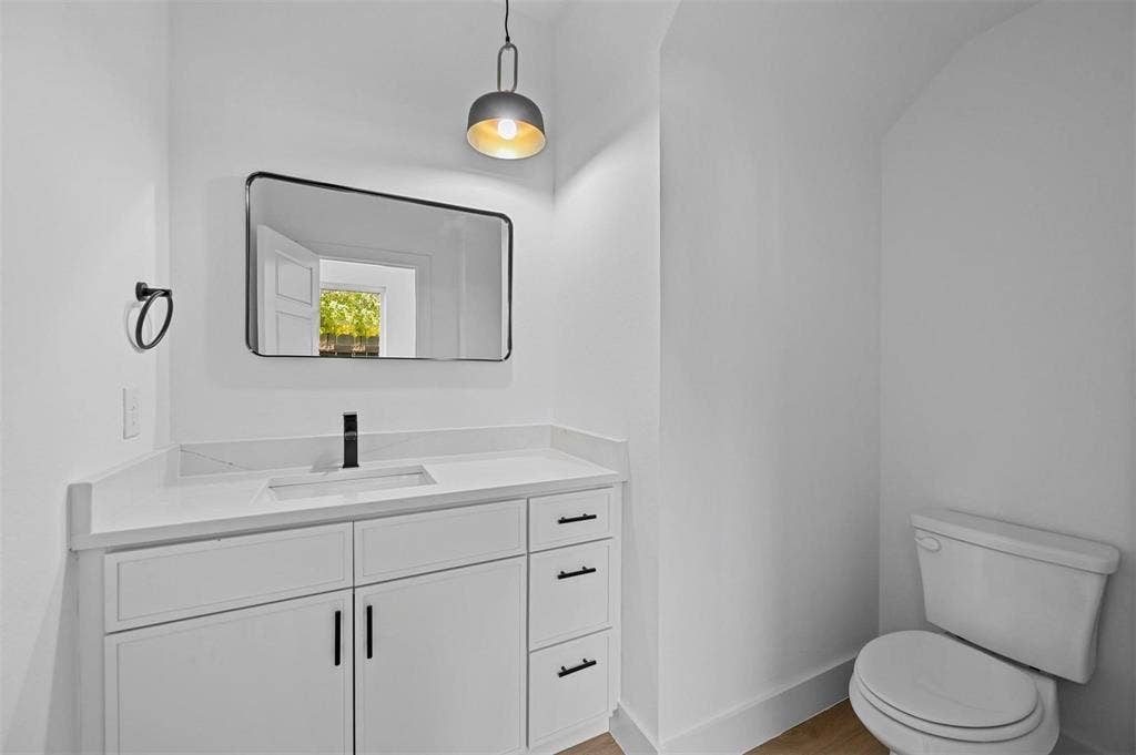 2315 Starks Avenue, Dallas, TX 75215 Guest Bath 1st Floor