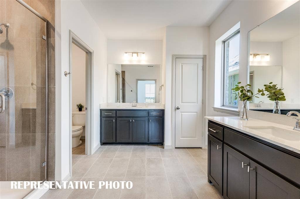 4759 Lunker Street, McKinney, TX 75071 Plenty of room for 2 in the lovely owner's bath. REPRESENTATIVE PHOTO.
