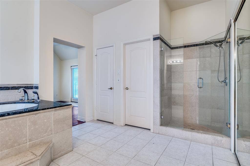 6613 Lynch Lane, Garland, TX 75044 Oversized primary master bedroom with Jacuzzi tub & shower