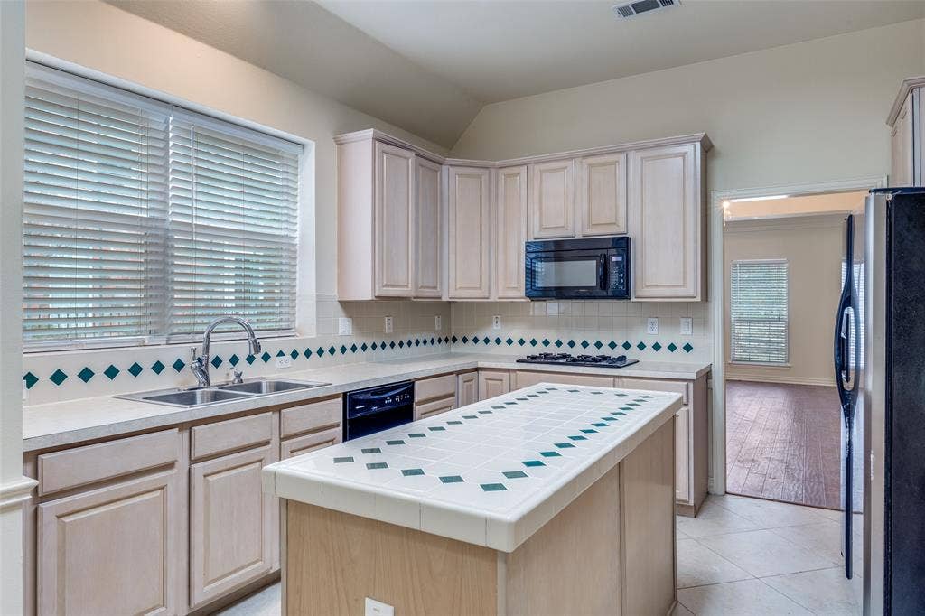 6613 Lynch Lane, Garland, TX 75044 Large kitchen with island