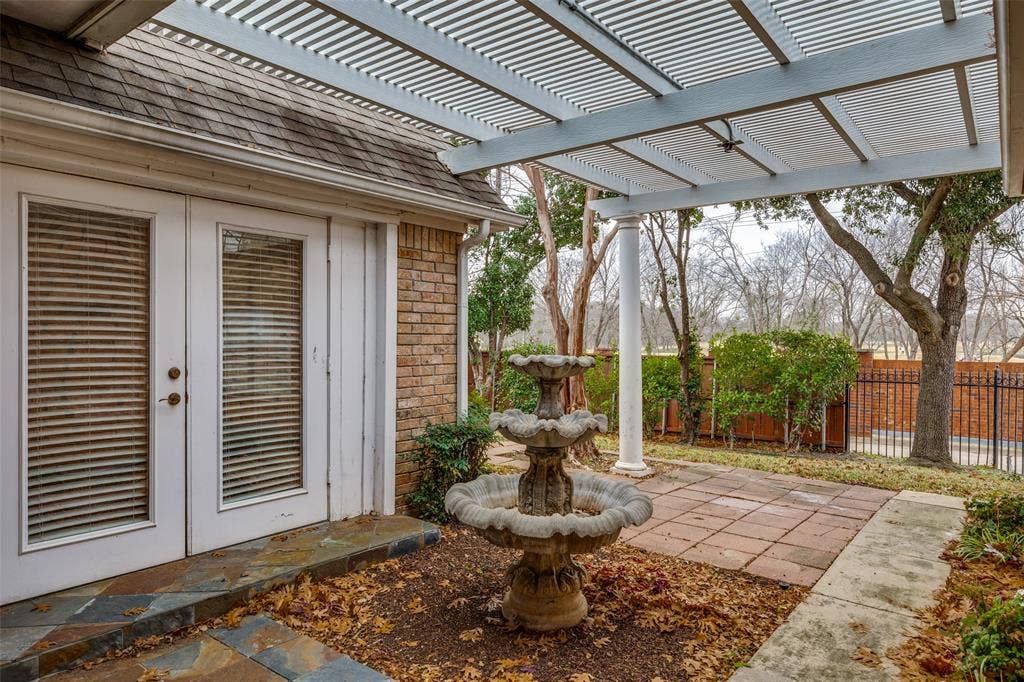 6613 Lynch Lane, Garland, TX 75044 Back patio aras