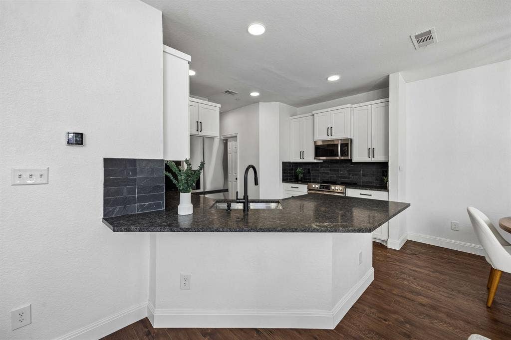 916 Avondale Lane, Plano, TX 75025 916 Avondale Lane, Plano, TX 75025