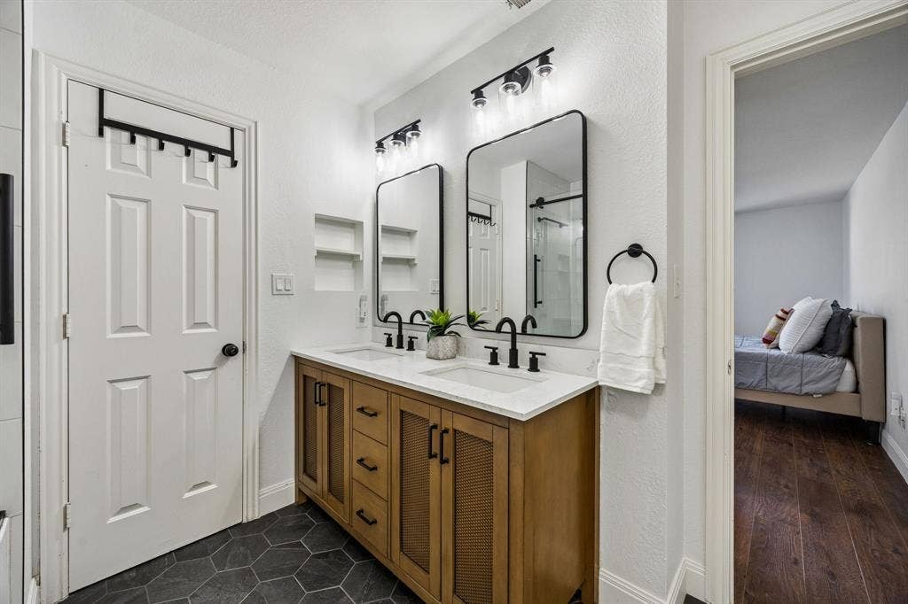 916 Avondale Lane, Plano, TX 75025 916 Avondale Lane, Plano, TX 75025