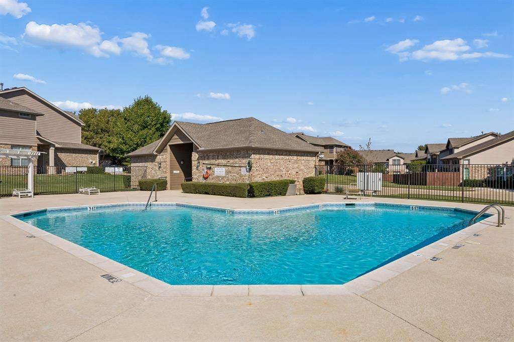 916 Avondale Lane, Plano, TX 75025 916 Avondale Lane, Plano, TX 75025