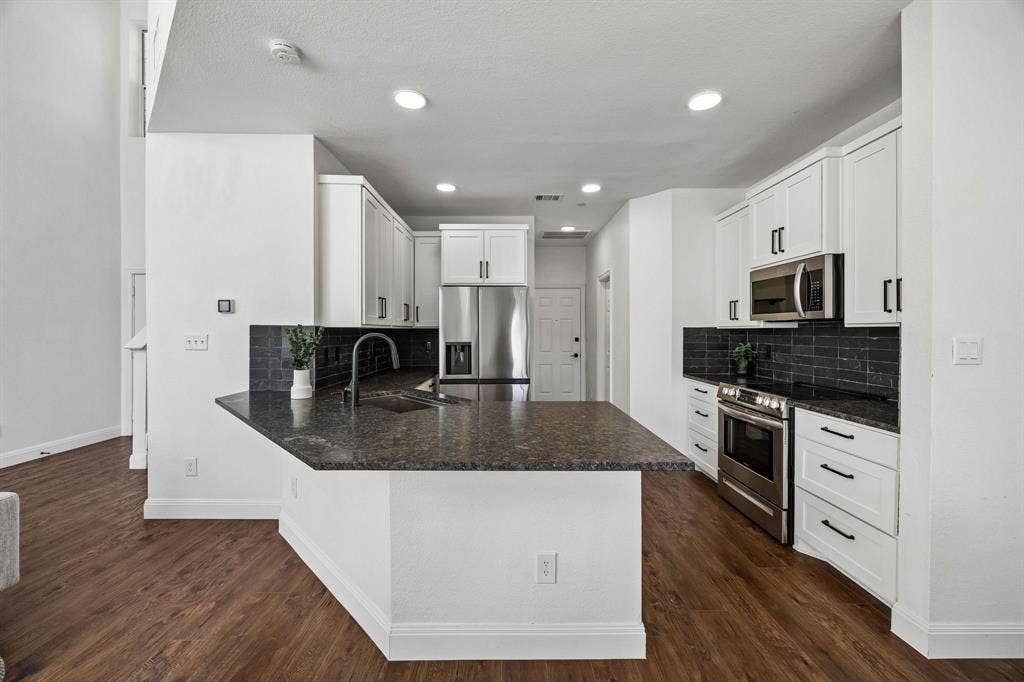 916 Avondale Lane, Plano, TX 75025 916 Avondale Lane, Plano, TX 75025