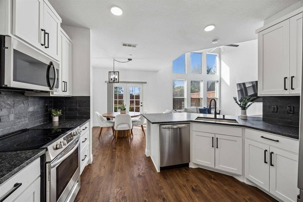 916 Avondale Lane, Plano, TX 75025 916 Avondale Lane, Plano, TX 75025