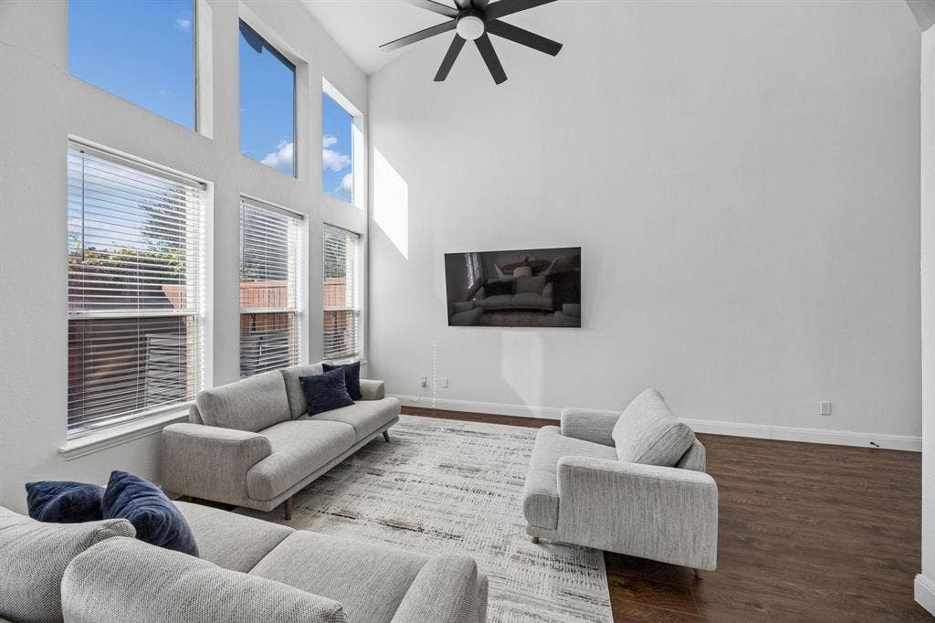 916 Avondale Lane, Plano, TX 75025 916 Avondale Lane, Plano, TX 75025
