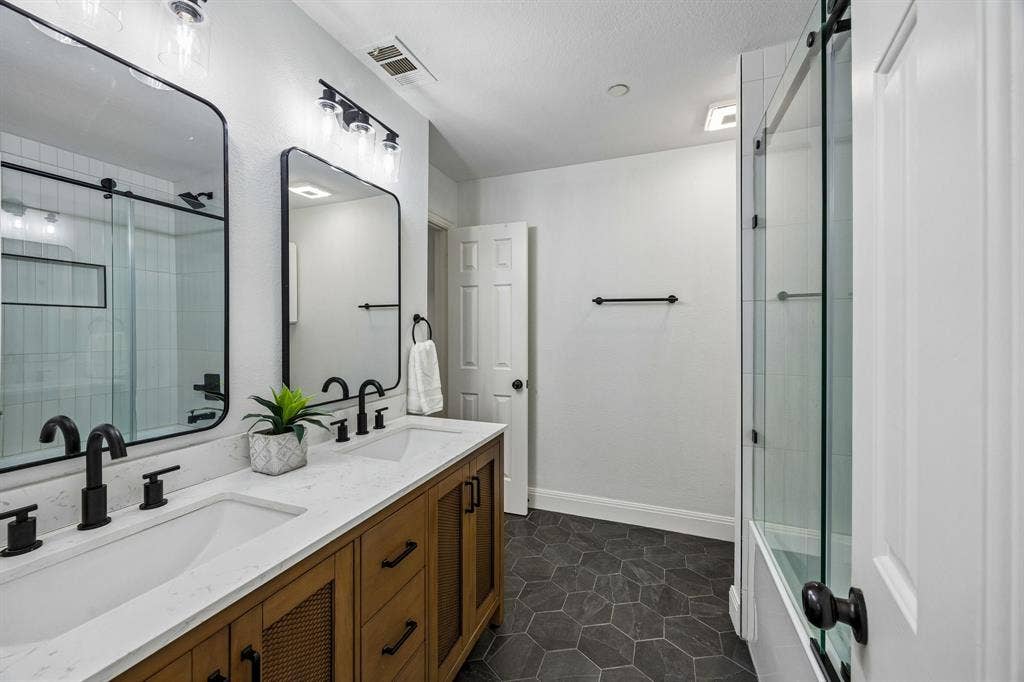 916 Avondale Lane, Plano, TX 75025 916 Avondale Lane, Plano, TX 75025