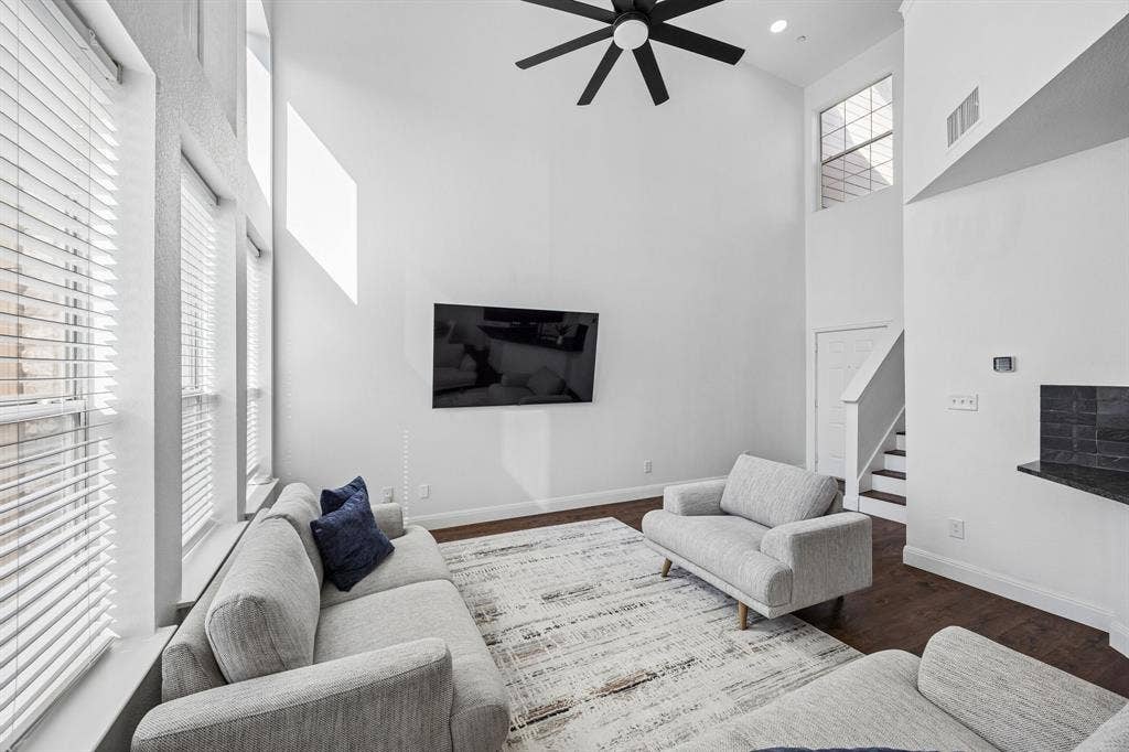 916 Avondale Lane, Plano, TX 75025 916 Avondale Lane, Plano, TX 75025