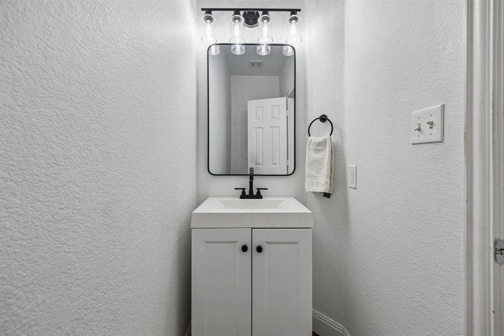 916 Avondale Lane, Plano, TX 75025 916 Avondale Lane, Plano, TX 75025