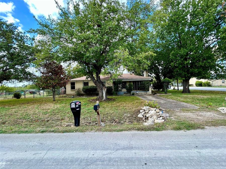 Property photo for 8427 Honeysuckle Lane, Dallas, TX
