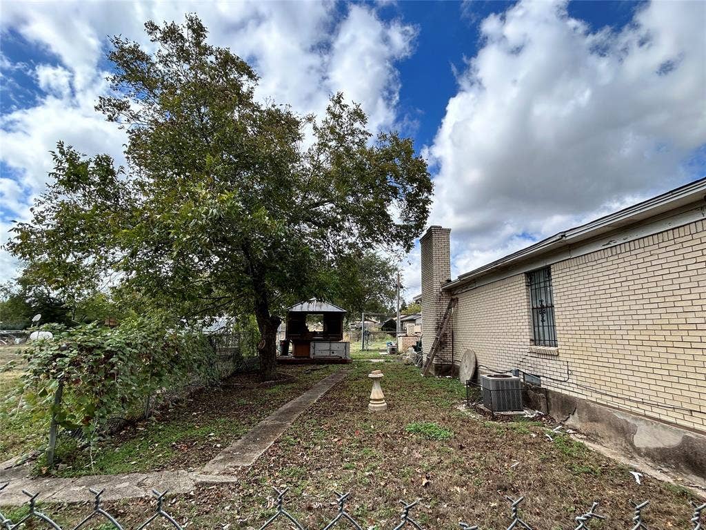 8427 Honeysuckle Lane, Dallas, TX 75241 8427 Honeysuckle Lane, Dallas, TX 75241