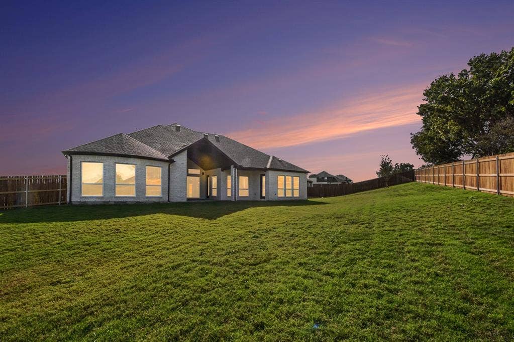 1135 Willow Lake Drive, DeSoto, TX 75115 1135 Willow Lake Drive, DeSoto, TX 75115
