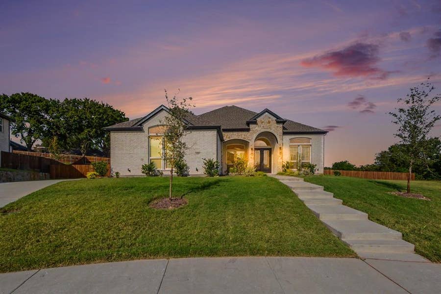 Property photo for 1135 Willow Lake Drive, DeSoto, TX