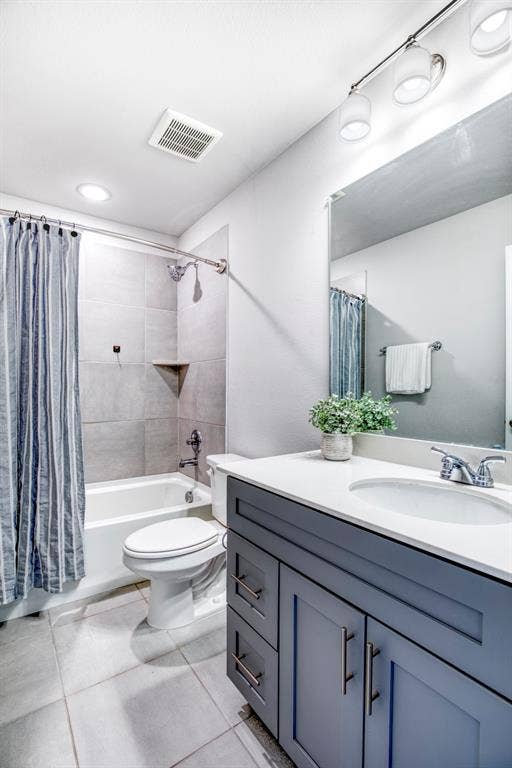 Upstairs full bath.