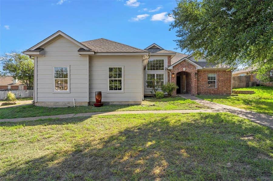 Property photo for 10100 Seville Court, Waco, TX