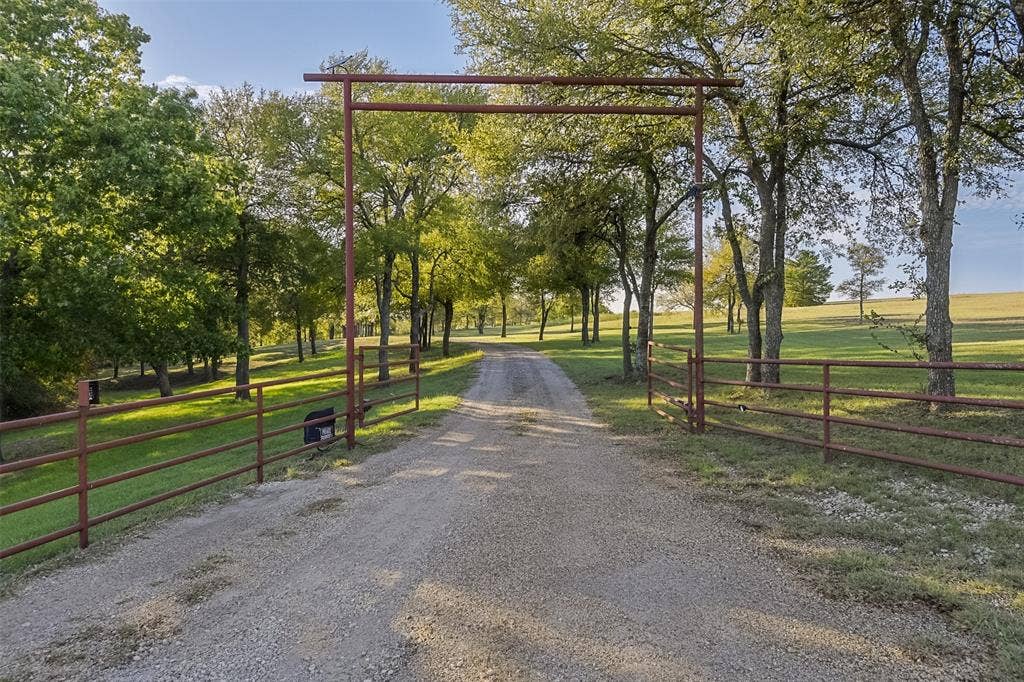 966 Sugar Ridge Road, Ennis, TX 75119