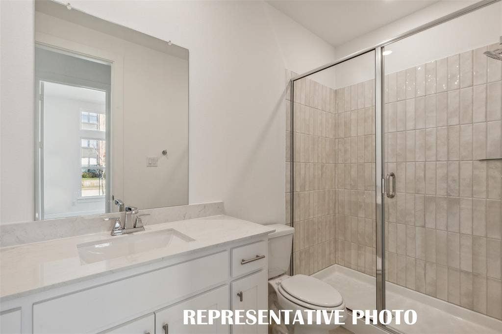 5601 Roselyn Way, McKinney, TX 75070 Friends and family will feel right at home in either of the beautifully finished guest baths. REPRESENTATIVE PHOTO