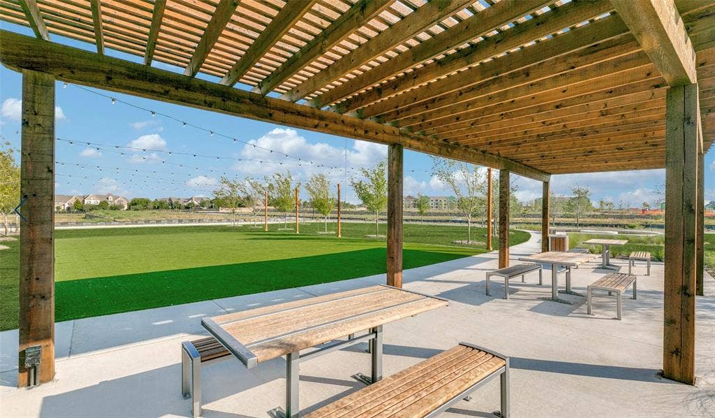 5601 Roselyn Way, McKinney, TX 75070 You'll find plenty of outdoor entertainment areas in Stacy Crossing!