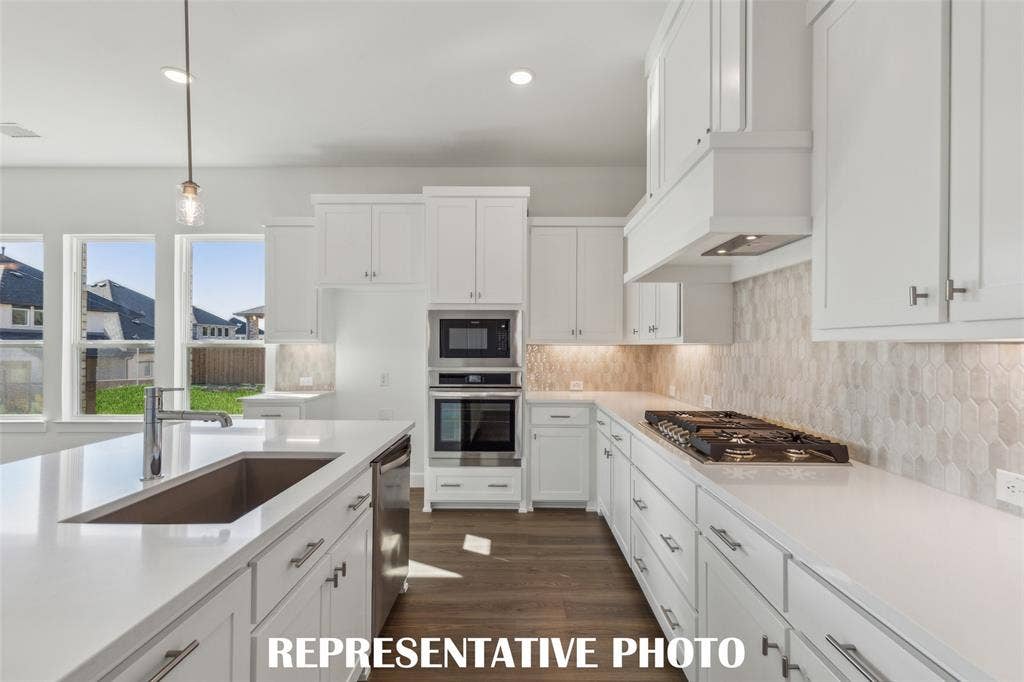 5601 Roselyn Way, McKinney, TX 75070 Gorgeous cabinetry, luxurious countertops and contemporary stainless appliances combine to create the kitchen of your dreams! REPRESENTATIVE PHOTO