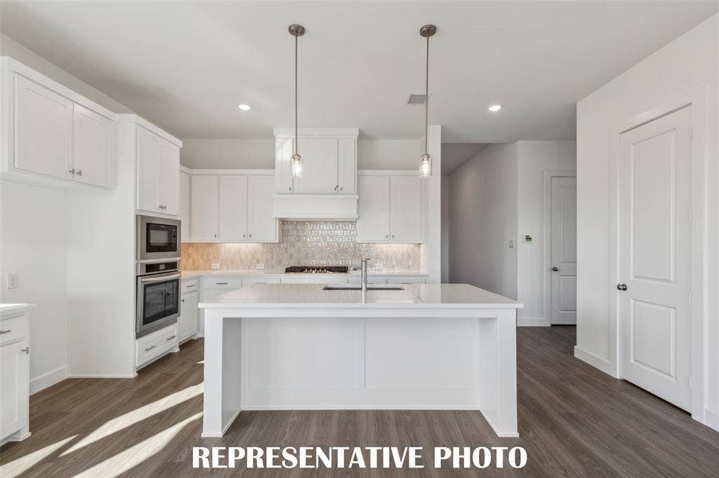 5601 Roselyn Way, McKinney, TX 75070 The oversized kitchen island is the hub of your new dream home and the perfect place for friends and family to gather! REPRESENTATIVE PHOTO