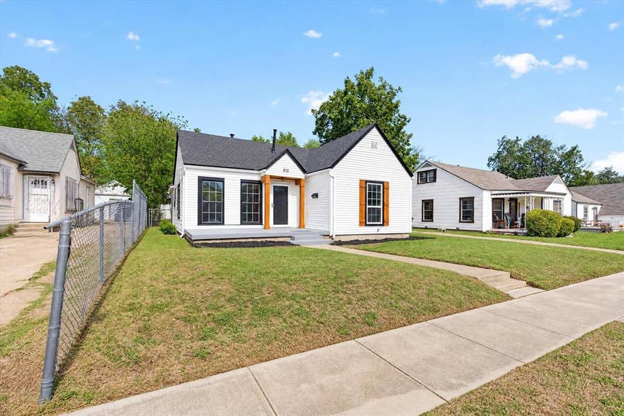 Property photo for 815 E Robert Street, Fort Worth, TX