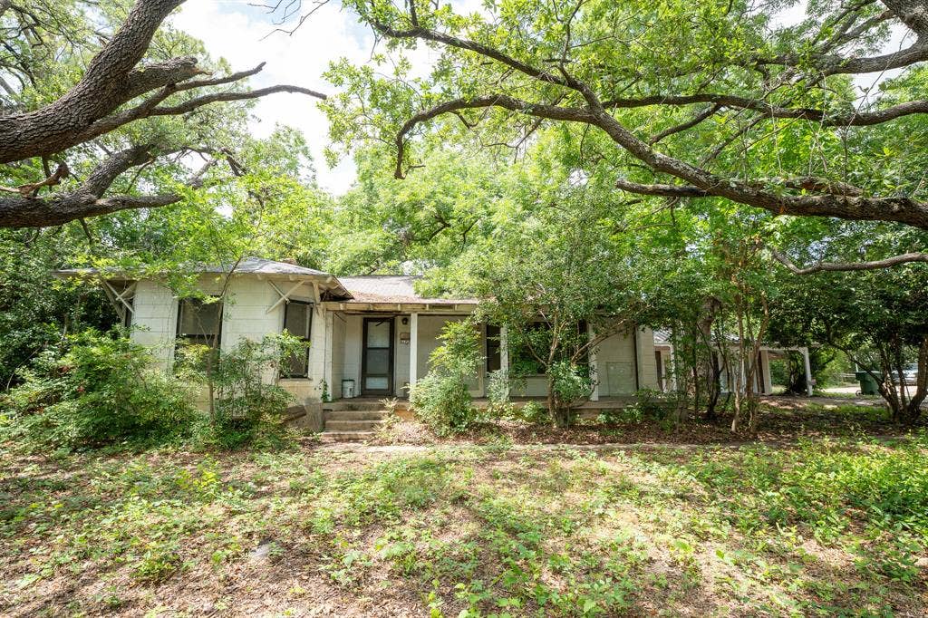 2817 Guthrie Road, Garland, TX 75043 2817 Guthrie Road, Garland, TX 75043