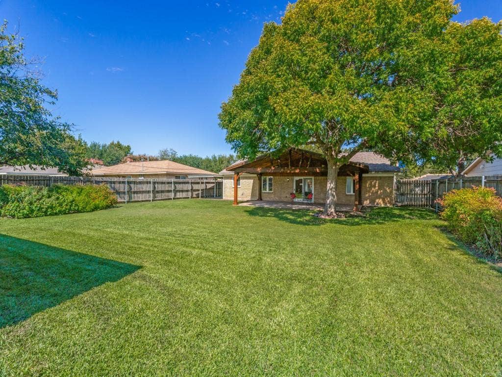 2912 Linden Lea, Irving, TX 75061 2 garden spaces on each side of big backyard.