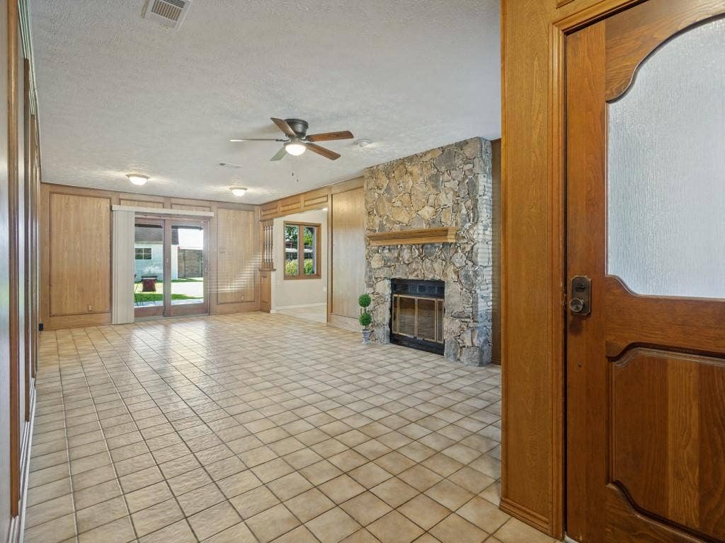 2912 Linden Lea, Irving, TX 75061 Entry view to backyard & covered patio (30x16)