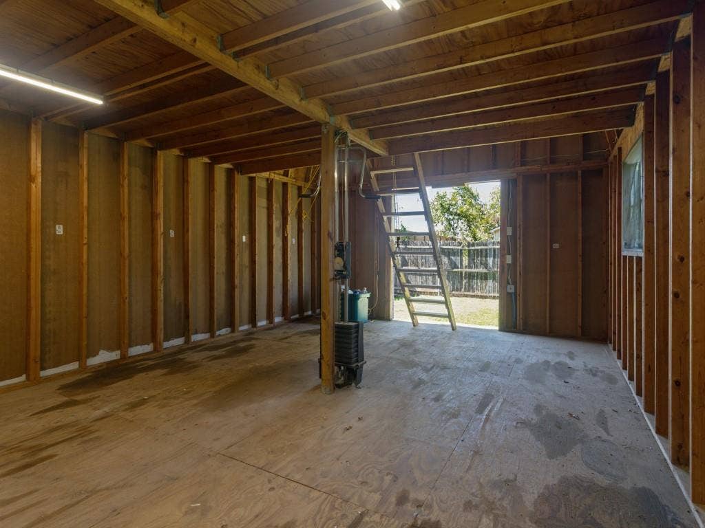 2912 Linden Lea, Irving, TX 75061 24 X 16 worshop with loft: Electricity & windows