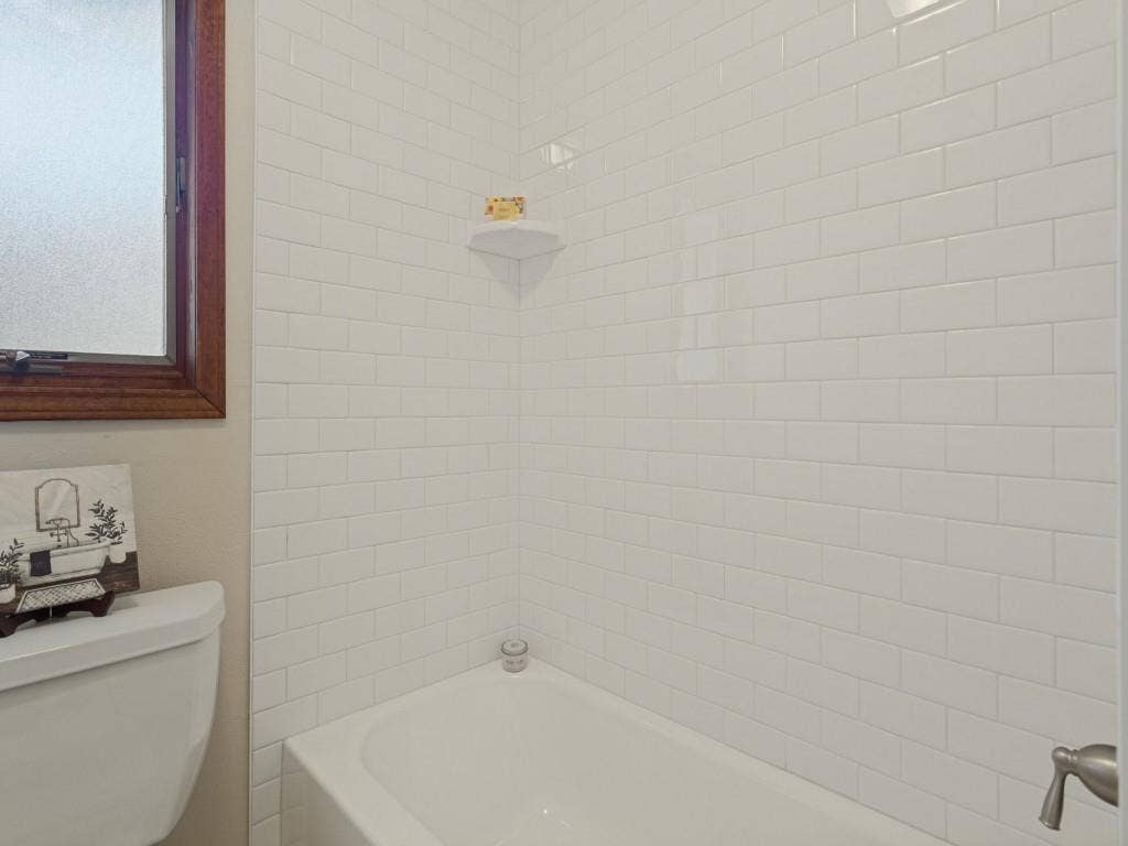 2912 Linden Lea, Irving, TX 75061 Hall bath tile, tub, toilet updated too.
