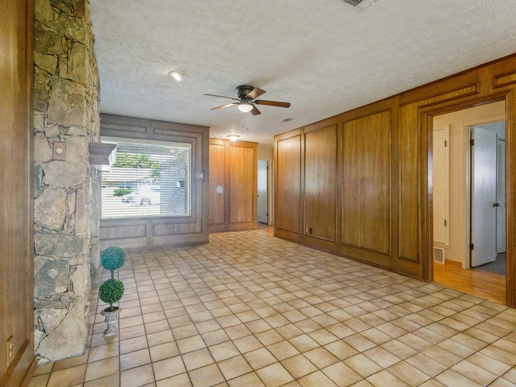 2912 Linden Lea, Irving, TX 75061 Spacious den view from dining